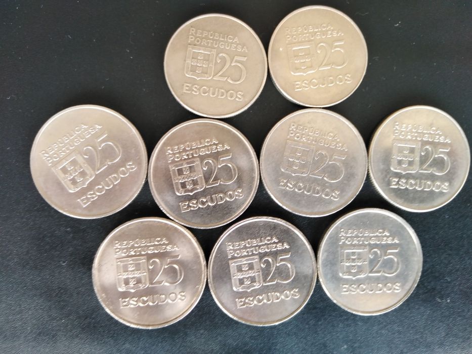 17 moedas de 25 escudos