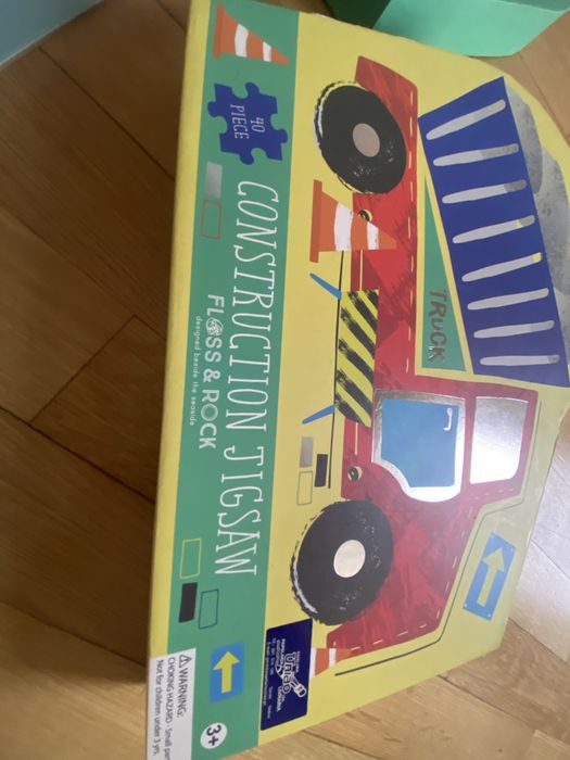 Puzzle didatico camioes e construcao