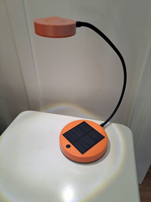 Lampka biurkowa na baterie słoneczną Ikea
