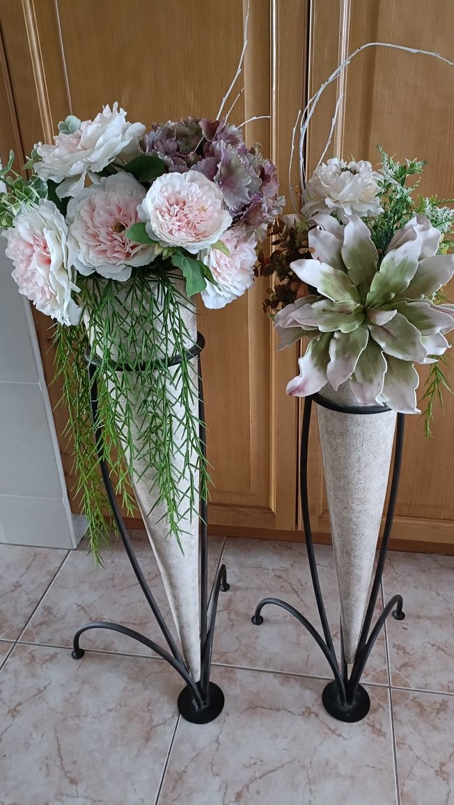 Conjunto de vasos com suporte em ferro