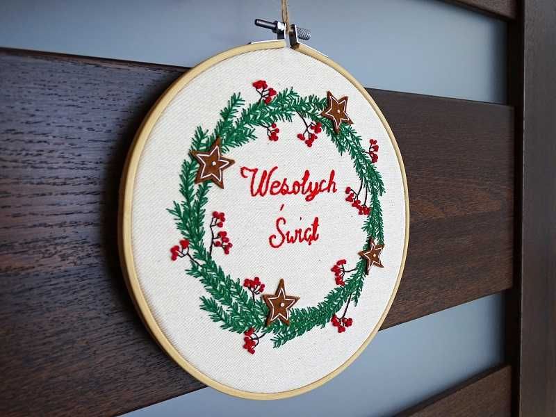 Ręcznie haftowany świąteczny wieniec, wianek na drzwi, ścianę, okno.