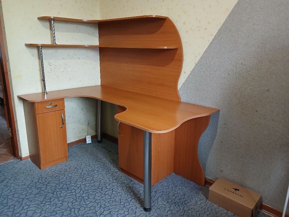 Стіл письмовий на два місця.