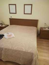 Cama de casal 1,60x200 com 2 mesas de cabeceira