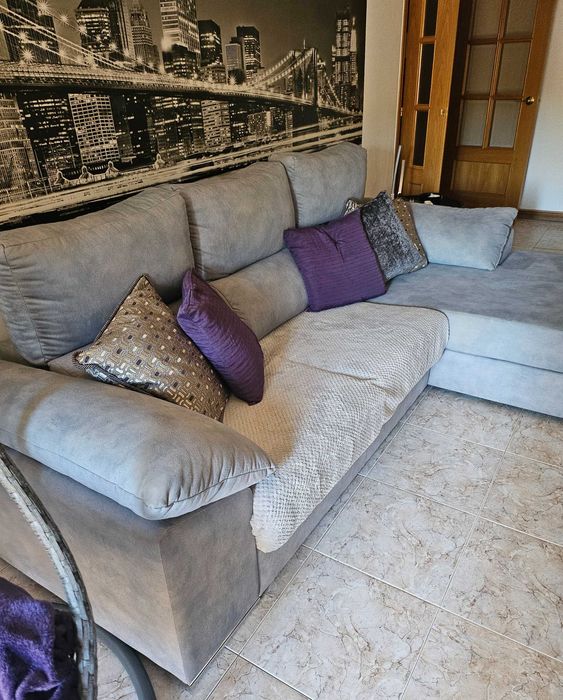 Sofá grande com chaise longue cinza claro