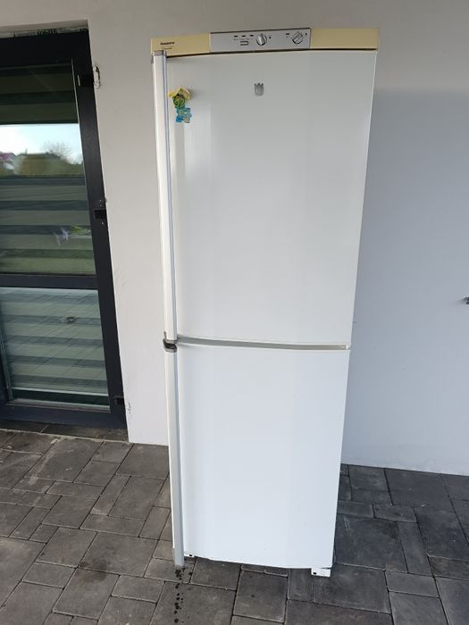 Холодильник з морозильною камерою