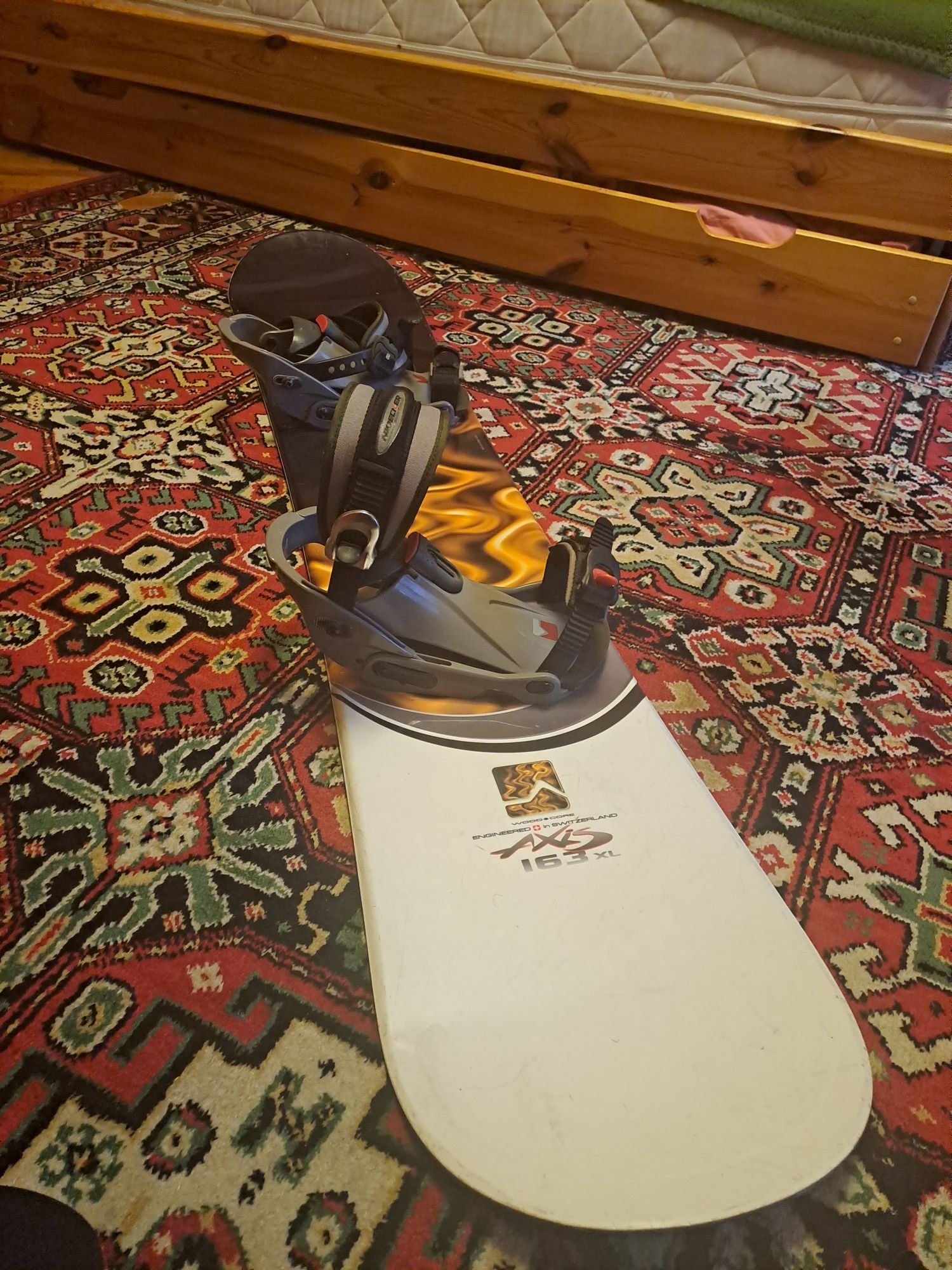 Komplet: deska snowboardowa Nidecker Axis, wiązania, buty, pokrowiec