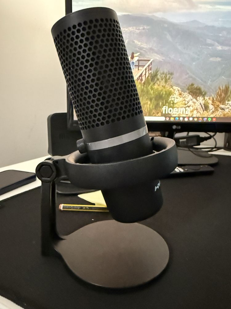 Microfone HyperX DuoCast e Suporte Podcast Hercules DG107B