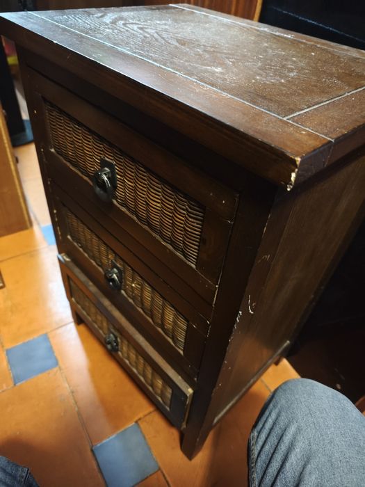 2 camiseiros de madeira com 5 gavetas oferta da mesa de cabeceira 150€