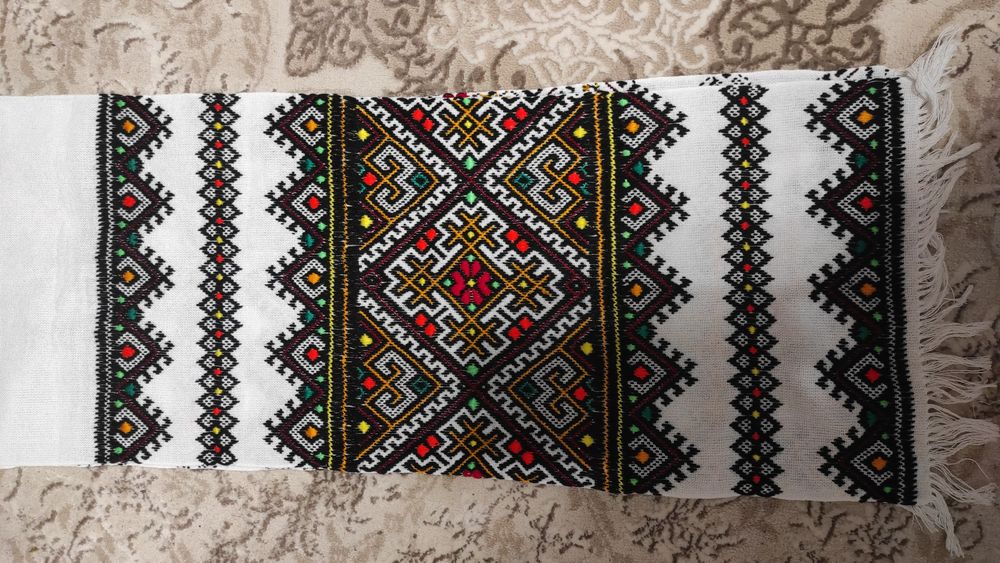 Сорочка дитяча на 5-6 років. Плаття жіноче 38р. Рушники низинкою.