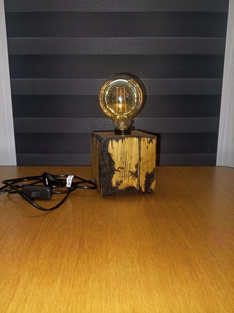 Lampa industrial z opalanego drewna