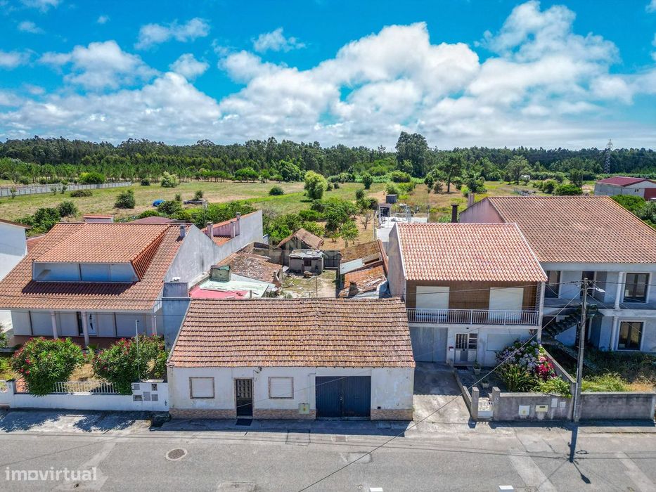Moradia com garagem e terreno em Regalheiras, Lavos