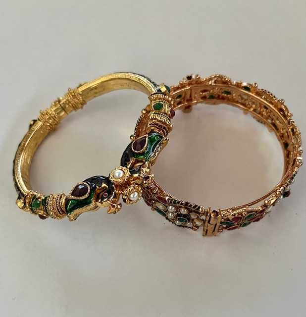 Duas pulseiras indianas em primoroso trabalho.