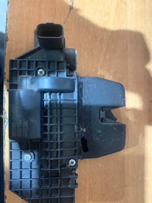 Замок задньої ляди кляпи Peugeot 3008/5008