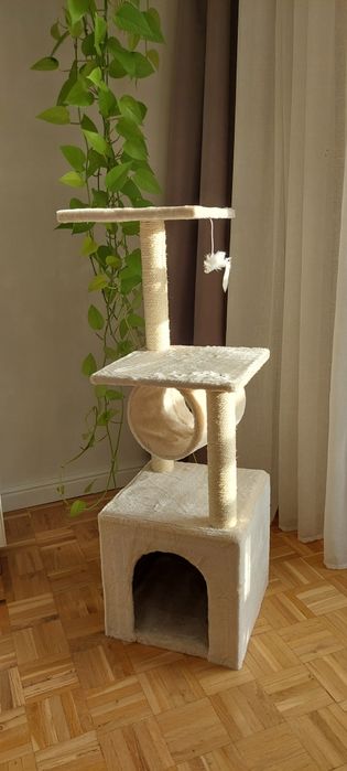 Nowy puszysty drapak dla kota beżowy stabilny z budką legowiskiem
