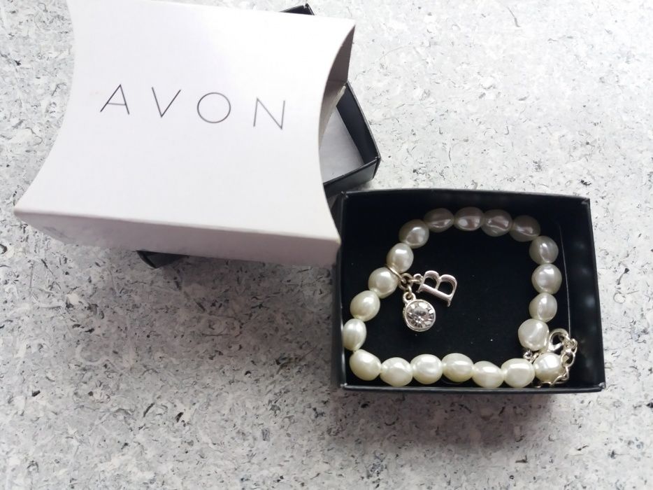 Perłowa bransoletka z zawieszką litery B