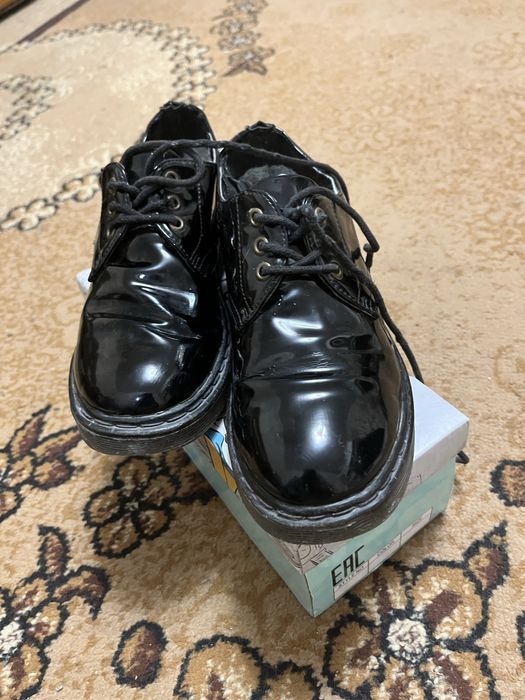 Жіночі чорні лакові туфлі