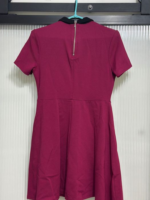 Fuksjowa (ciemny róż) sukienka z kołnierzykiem