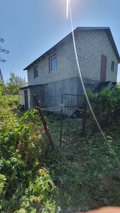 Дачна ділянка з будинком