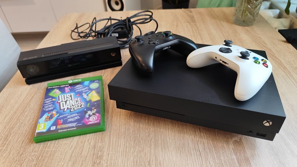 Xbox One X + 2 pady + Kinect + Just Dance 2022