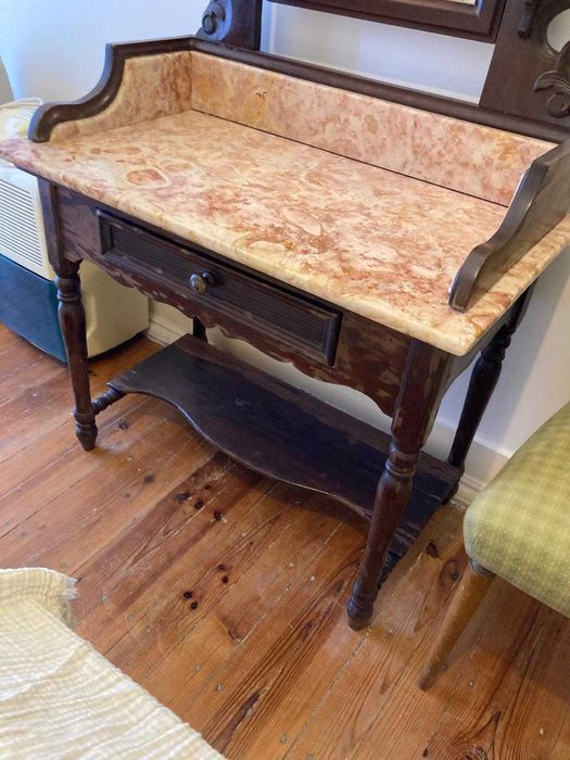 Tocador antigo com espelho e tampo em mármore