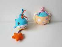 Tiny Love pluszowa wibrująca zawieszka grzechotka krab wieloryb delfin
