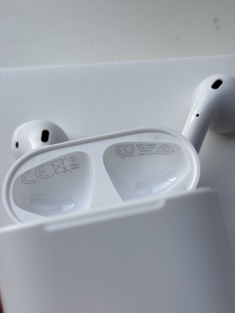 Apple AirPods 2 (MV7N2)
