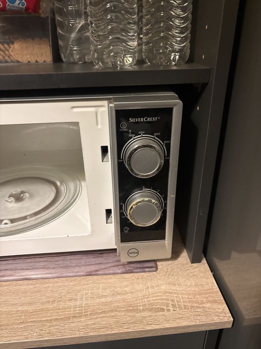 Microondas cinza e preto