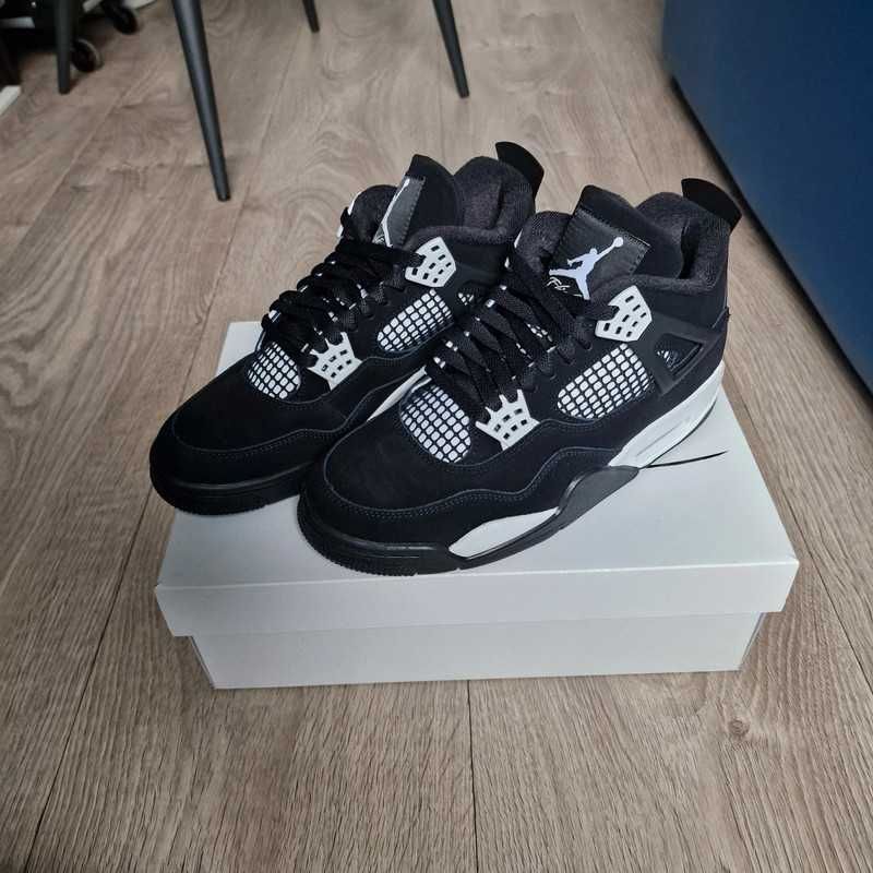 WhiteThunder/Buty_Jordan4_Retro Unisextrampki Rozmiar.43