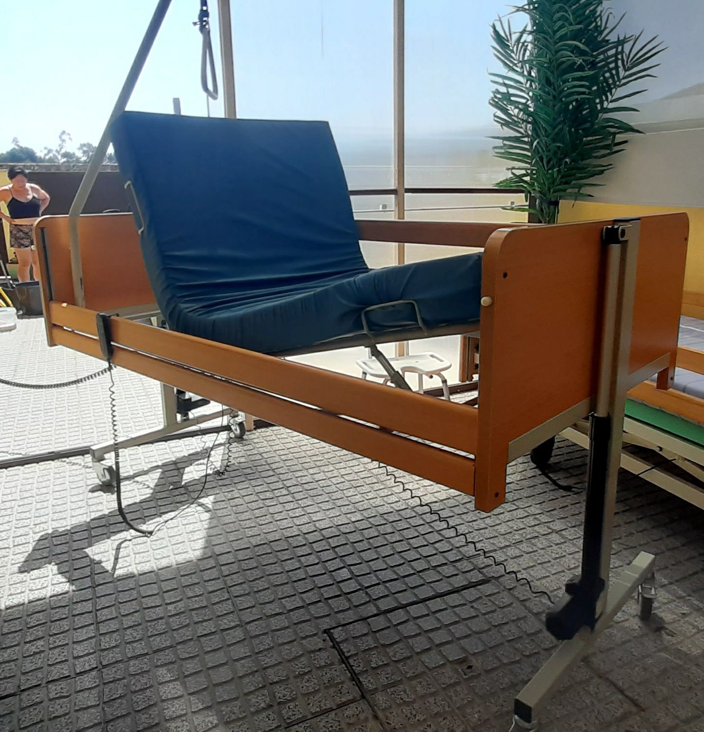 Cama articulada elétrica e elevatória hospitalar