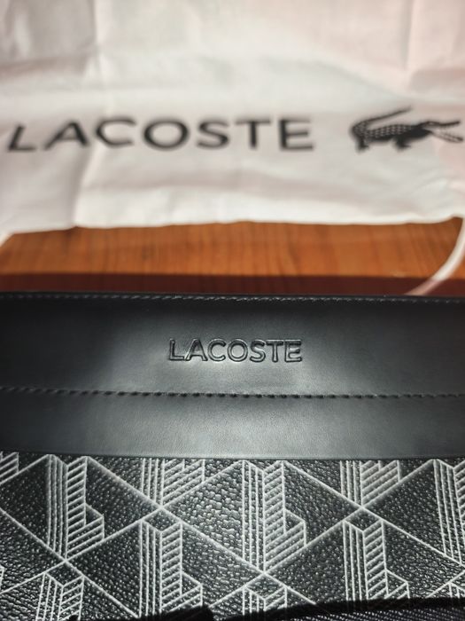 Lacoste Mala Tiracolo Preta com Monograma Lacoste .