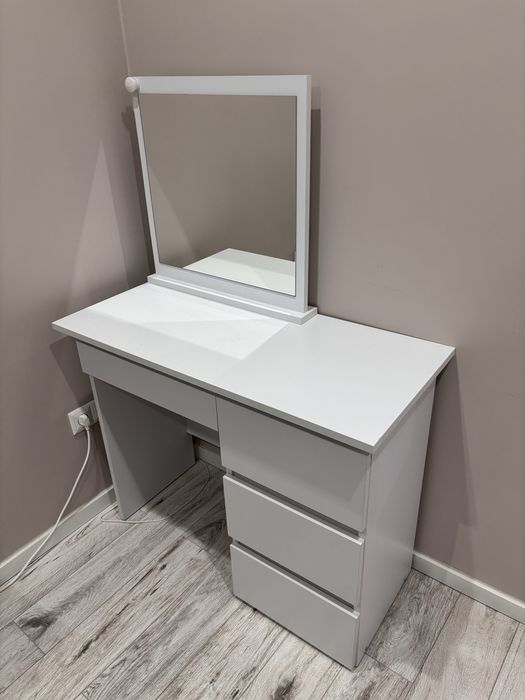 Toaletka biała z lustrem i oświetleniem