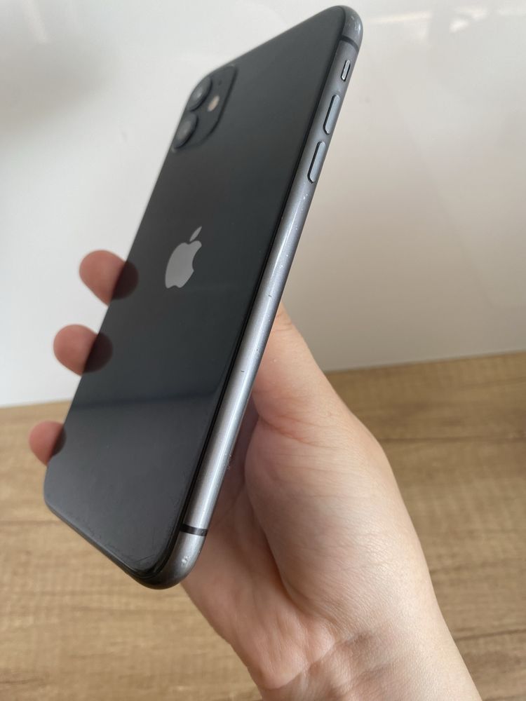 iPhone 11 64 GB plus 5 etui
