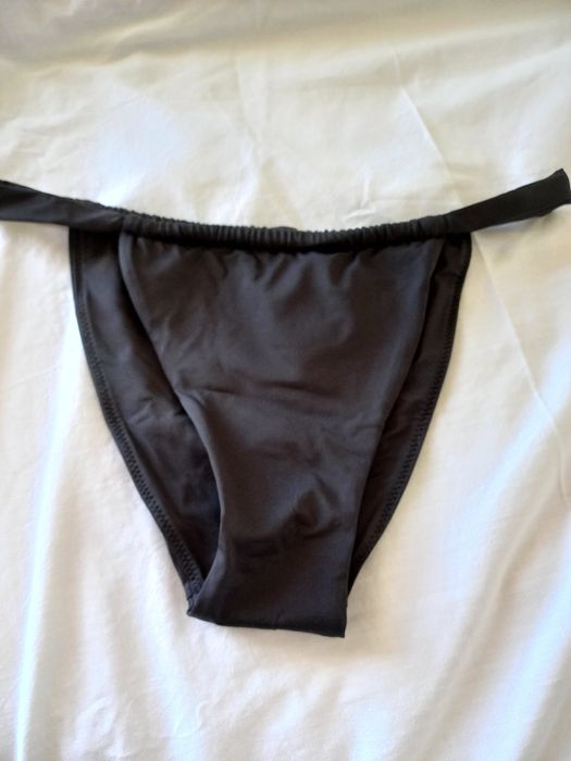 Parte de baixo de bikini da marca Oysho. Em preto e de tamanho S.