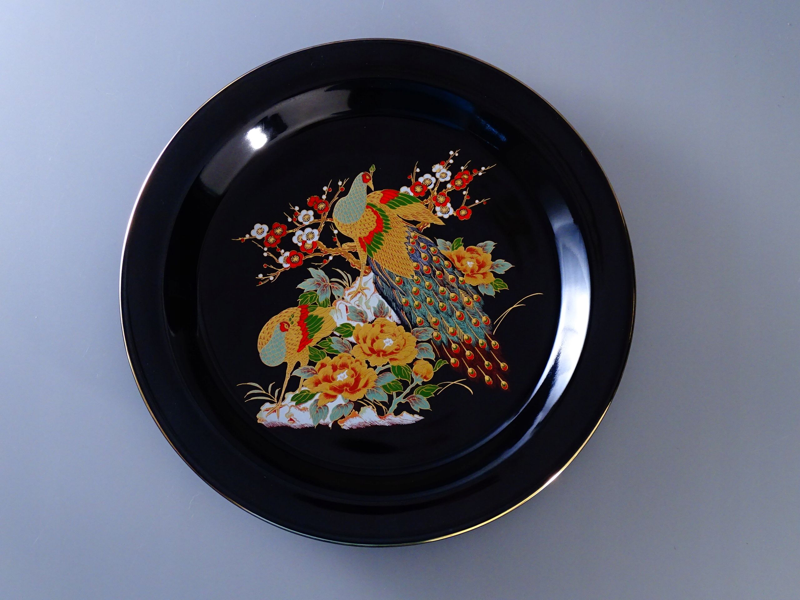 złoty paw japonia czarny porcelnowy talerz