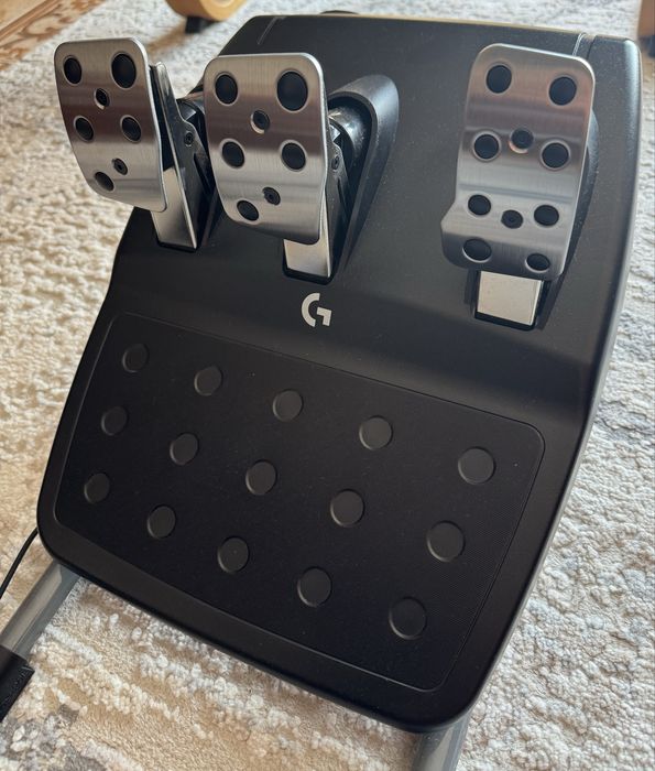 Logitech G923 + Playseat challenge X