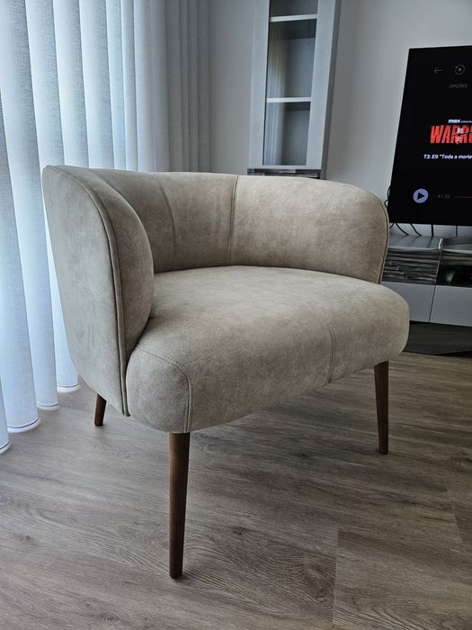 Cadeirão com pés em nogueira