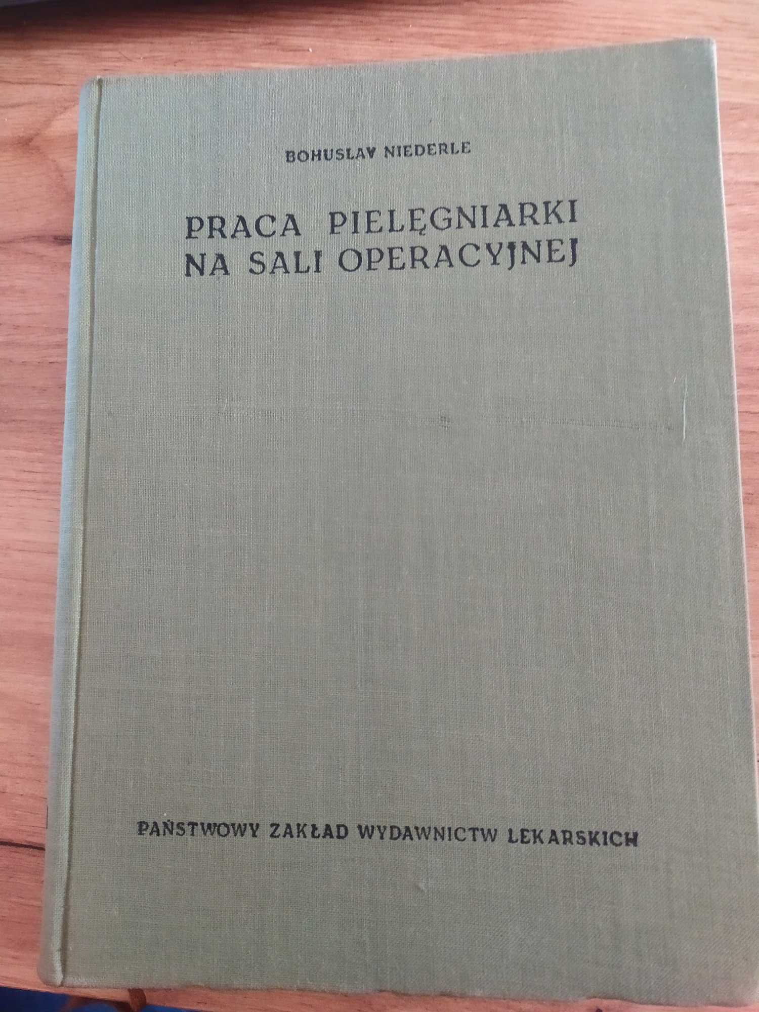 Praca pielęgniarki na sali operacyjnej