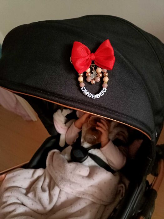 Zawieszka do wózka imienna z czerwoną kokardką idealne na prezent