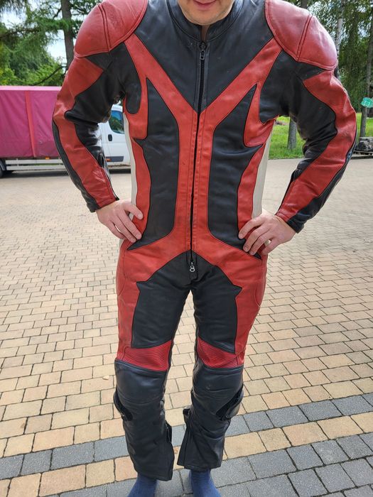 Prawdziwa czerwona skóra na motocykl, motor, jednoczęściowy kombinezon