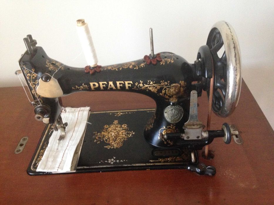 Máquina de costura, marca alemã Pfaff, antiga, a cozer muito bem
