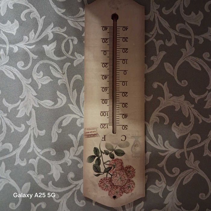 Termometr naścienny drewniany z kwiatowym motywem vintage