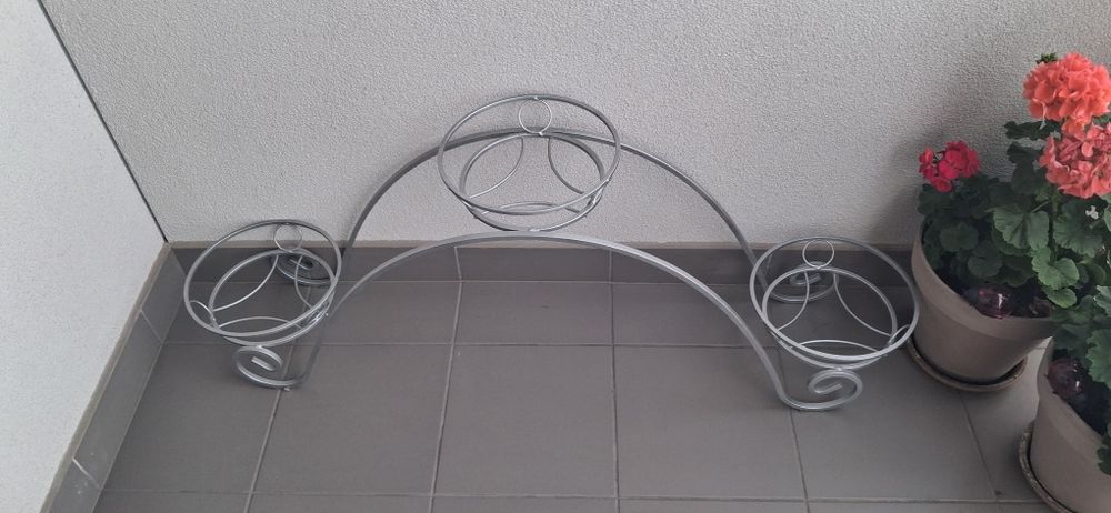 Kwietnik na trzy doniczki