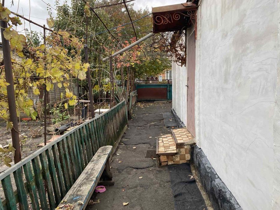 Продається будинок в Покровському районі .