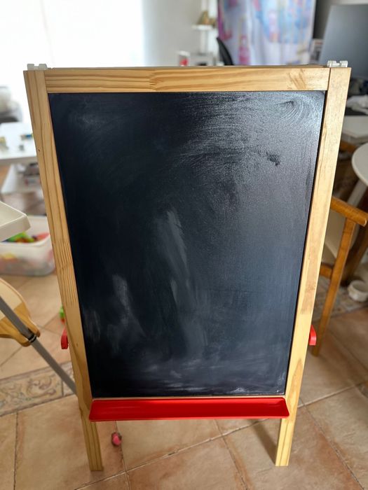 Cavalete de madeira robusto e versátil