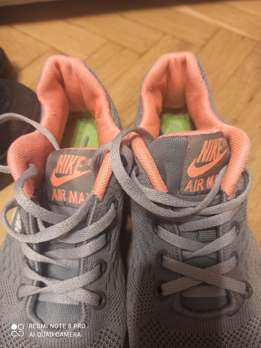 Дві пари кросівки, замш, Nike. В'єтнам