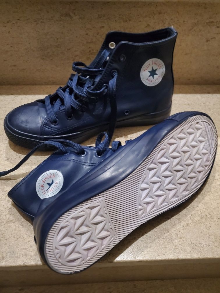 Sapatilhas em pele azul