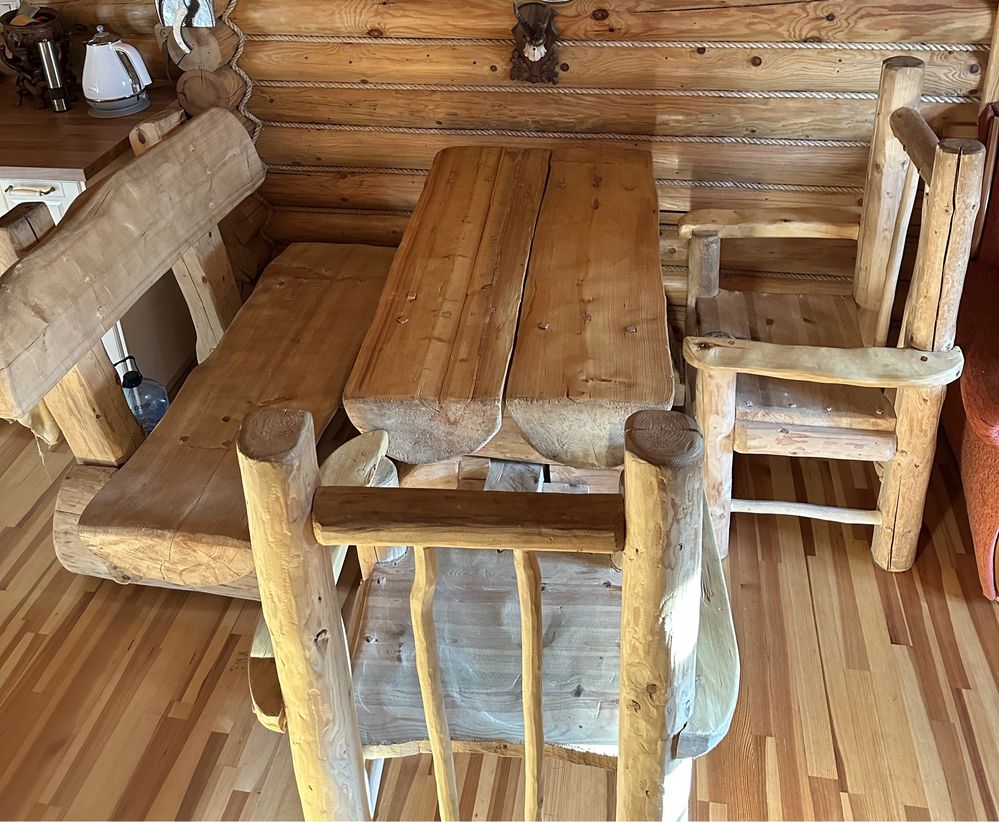 Stół drewniany z ławką i krzesłami