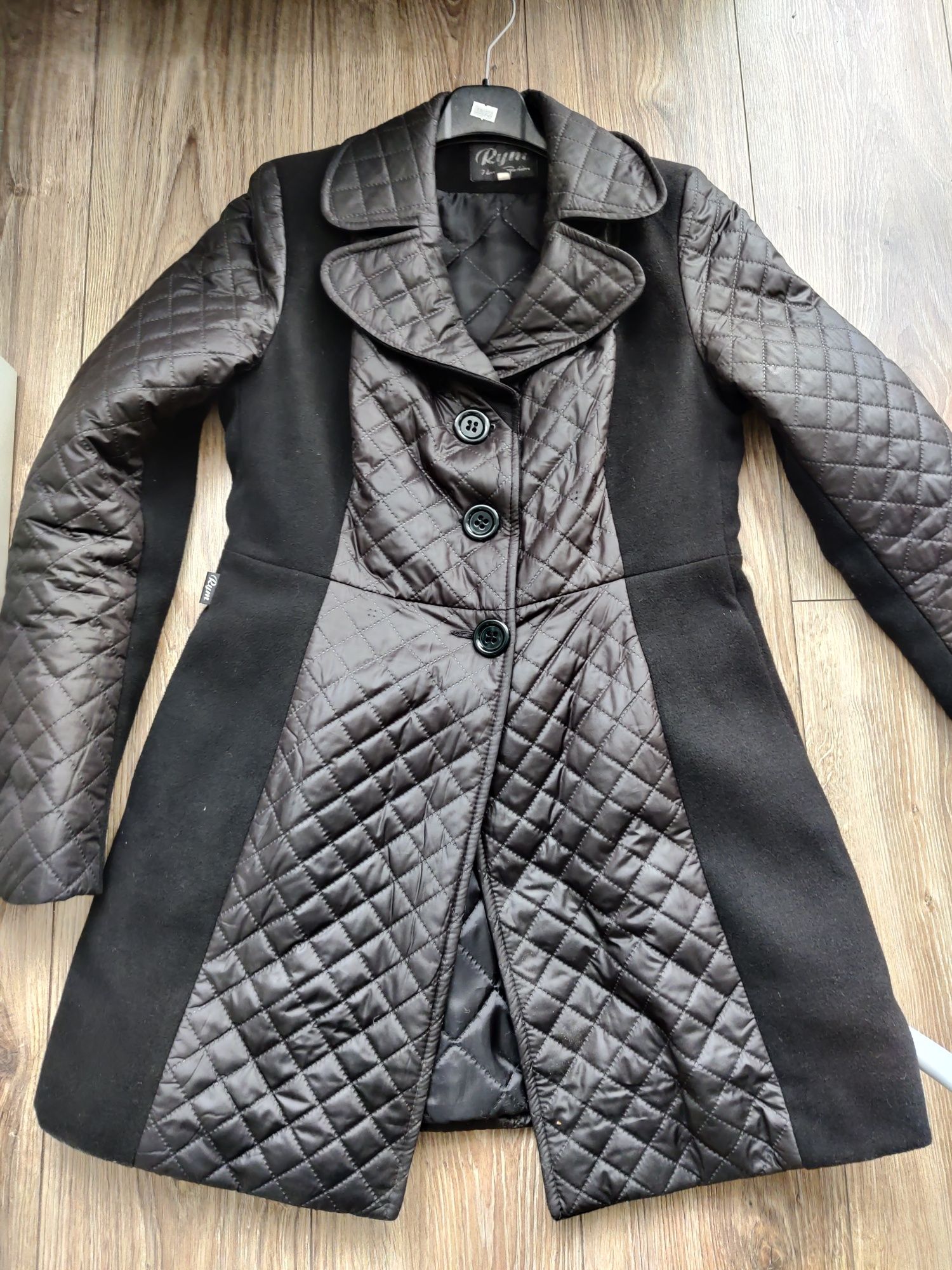 Czarny płaszcz zimowy