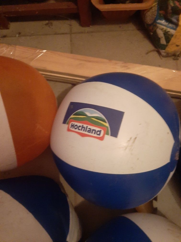 12  piłek  na plażę  I do nogi   dmuchane  i  całe