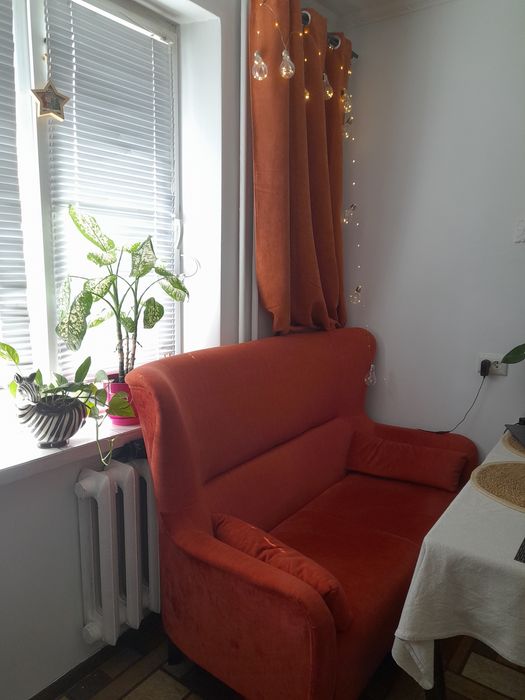 Диван двомісний на ніжках, нерозкладний, велюр, теракот